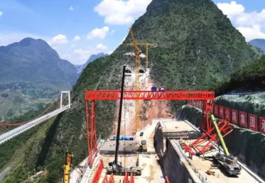 龍門吊和鋼絲繩電動葫蘆提高了烏蒙山特大橋建設(shè)水平